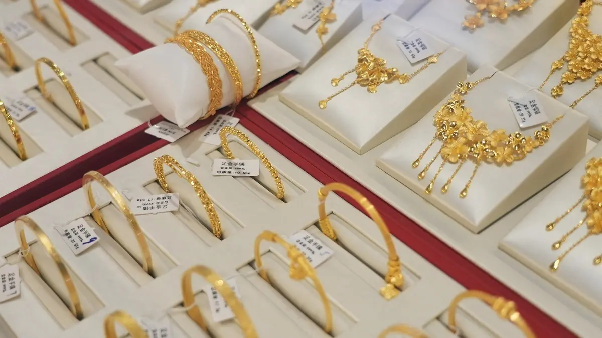 Gold Tops $5,200 as Fed Bets and Geopolitics Shake Markets